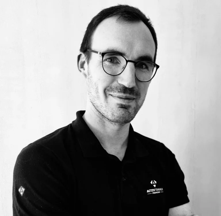 photo portrait en noir et blanc de Florian Amédée - Activ Travaux Vitré Etrelles